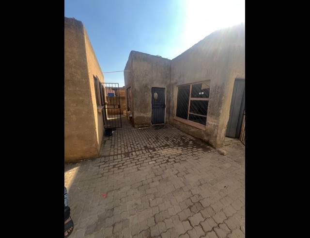 11 BEDROOM HOUSE FOR SALE IN TEMBISA CENTRAL